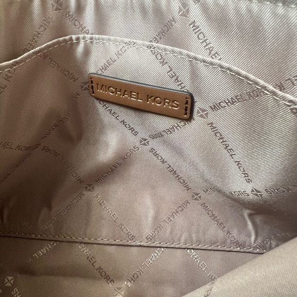 Michael Kors Jet Sets L Zipper Clutch/ Wristlet NWT - Picture 10 of 10